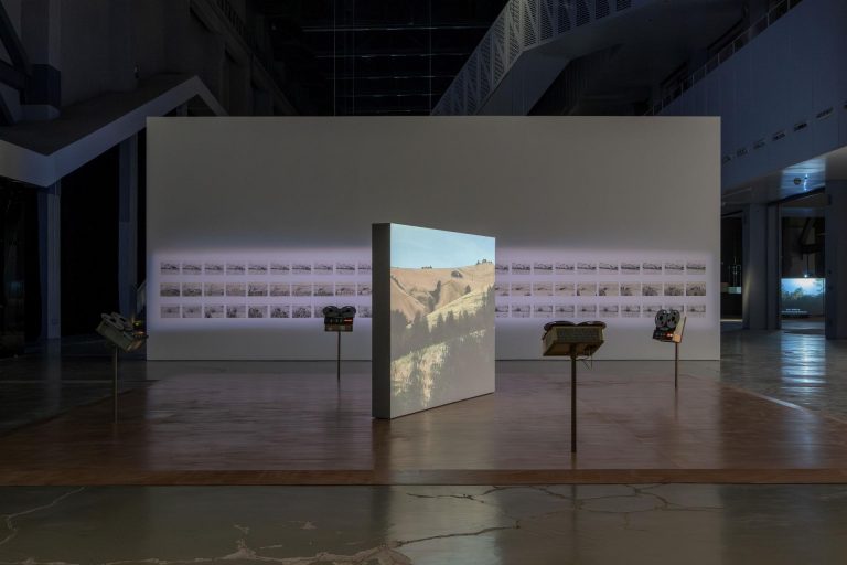 +▌++-+▌í Installation Views